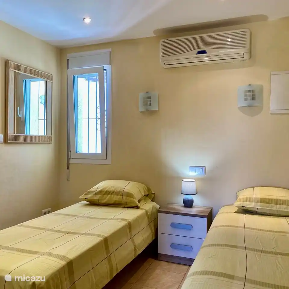 Das dritte Schlafzimmer der Villa Maia verfügt über 2 Einzelbetten von 90 x 200 Zentimetern, eine individuell regulierbare Klimaanlage und ein eigenes Badezimmer