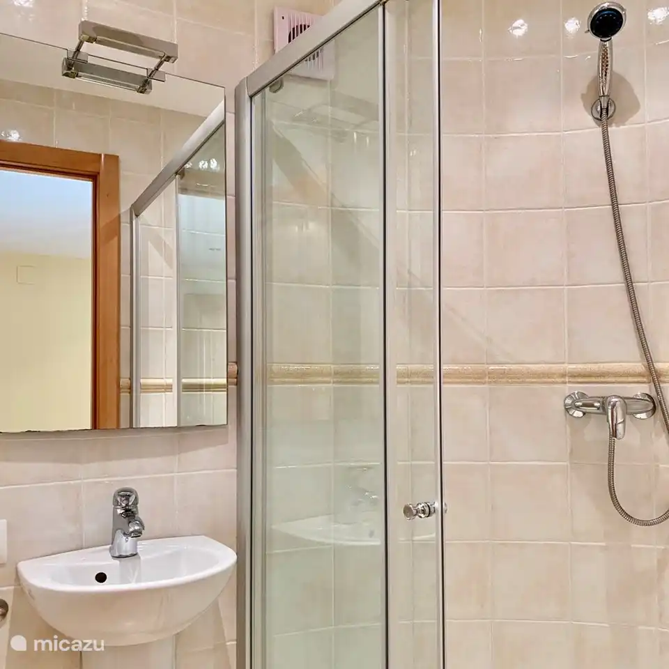 Das Badezimmer des dritten Schlafzimmers verfügt über eine Dusche, eine Toilette und ein Waschbecken