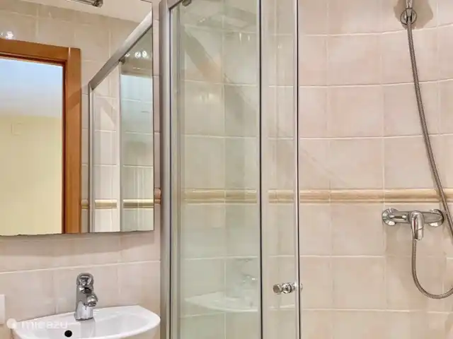 Villa Maya | Moraire | 6 personnes | Espagne, Costa Blanca, Moraira - villa La salle de bain attenante de la troisième chambre a une douche, des toilettes et un lavabo
