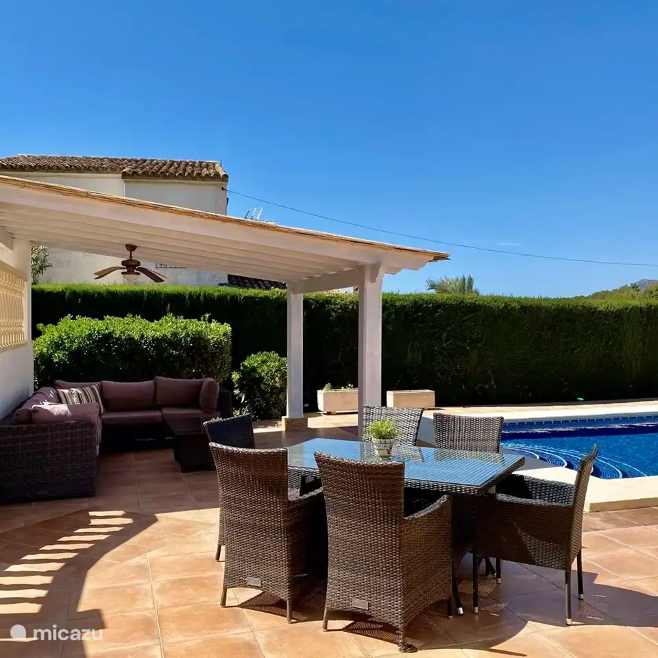 Im Garten der Villa Maia gibt es mehrere Sitzbereiche