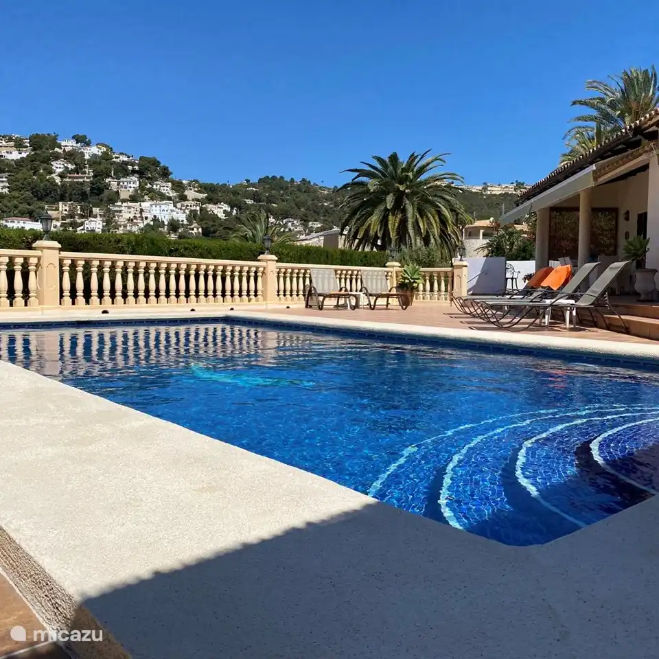 Der Pool der Villa Maia ist 8 x 4 Meter groß und verfügt rundherum über eine großzügige Terrasse