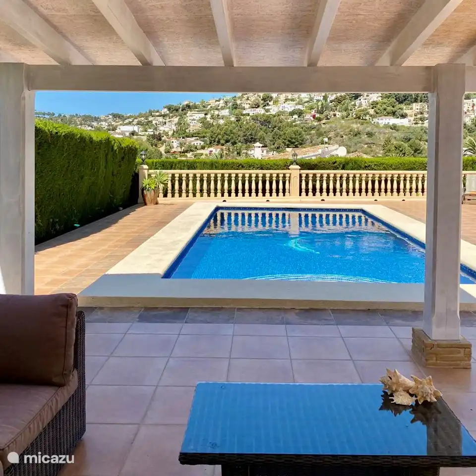 Vom Lounge-Sofa aus hat man einen schönen Blick auf den Swimmingpool