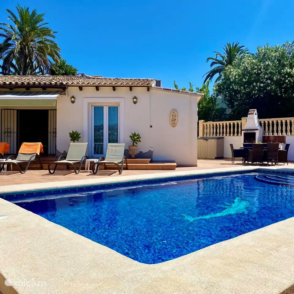 Rund um den Pool gibt es eine Terrasse