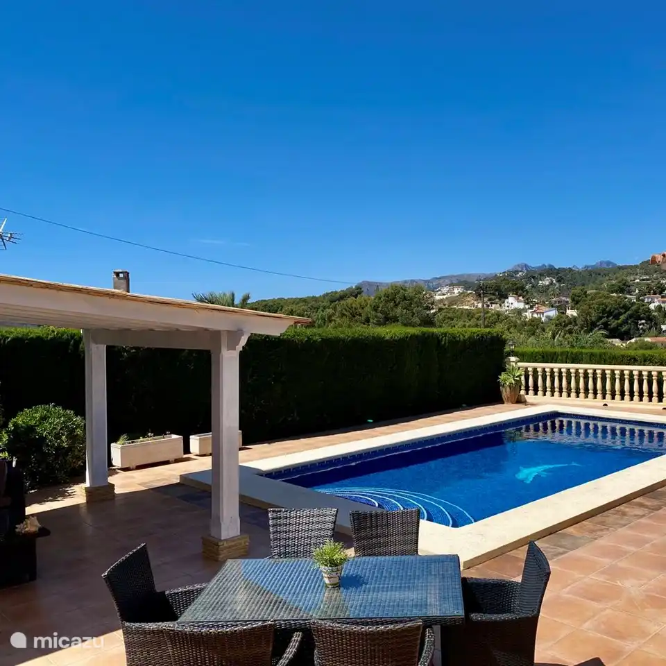 Der private Pool ist der zentrale Teil des Gartens