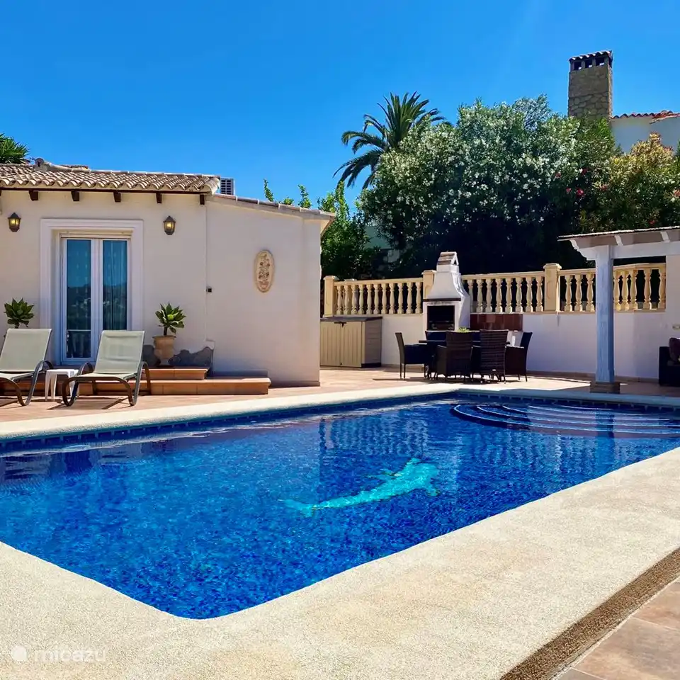 Der private Pool ist von einer großen Terrasse umgeben