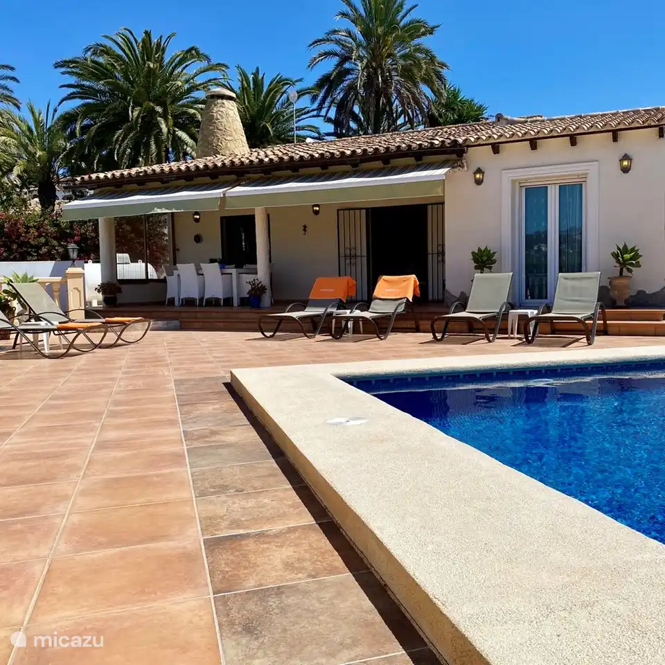 Rund um den privaten Pool gibt es mehrere Sonnenliegen