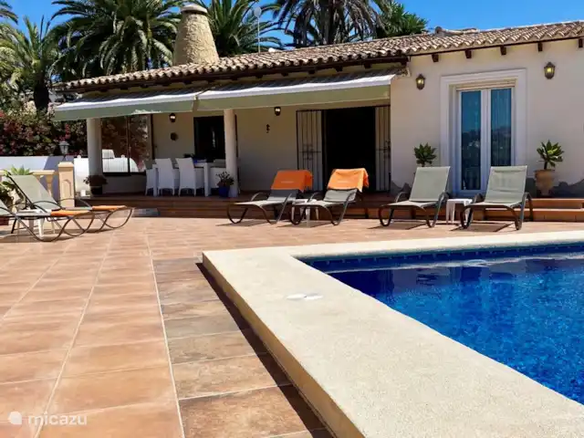 Villa Maya | Moraire | 6 personnes | Espagne, Costa Blanca, Moraira - villa Il y a plusieurs transats autour de la piscine privée