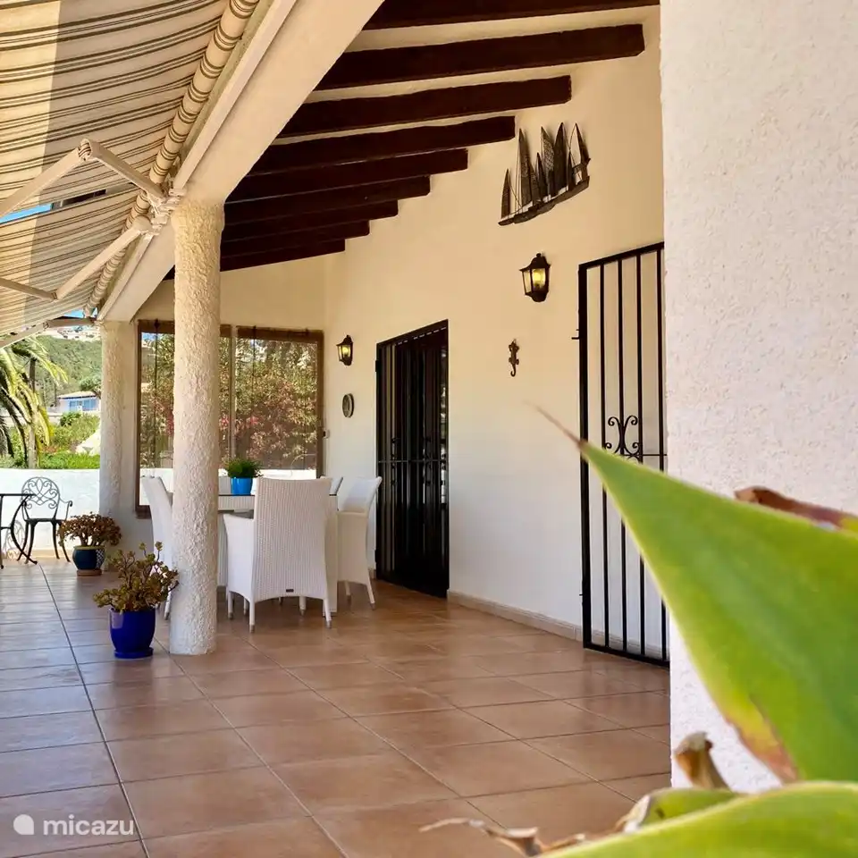 Die überdachte vordere Terrasse der Villa Maia