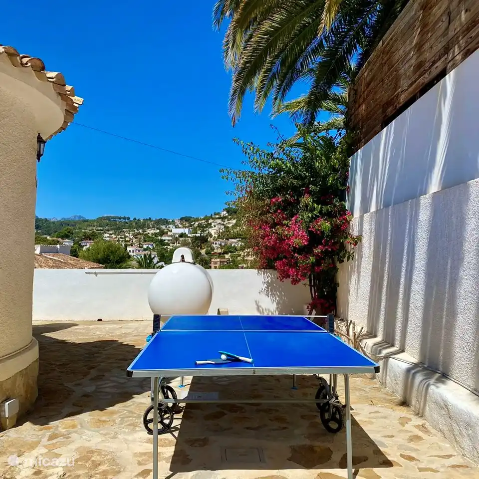 Im Hinterhof der Villa Maia gibt es eine Tischtennisplatte