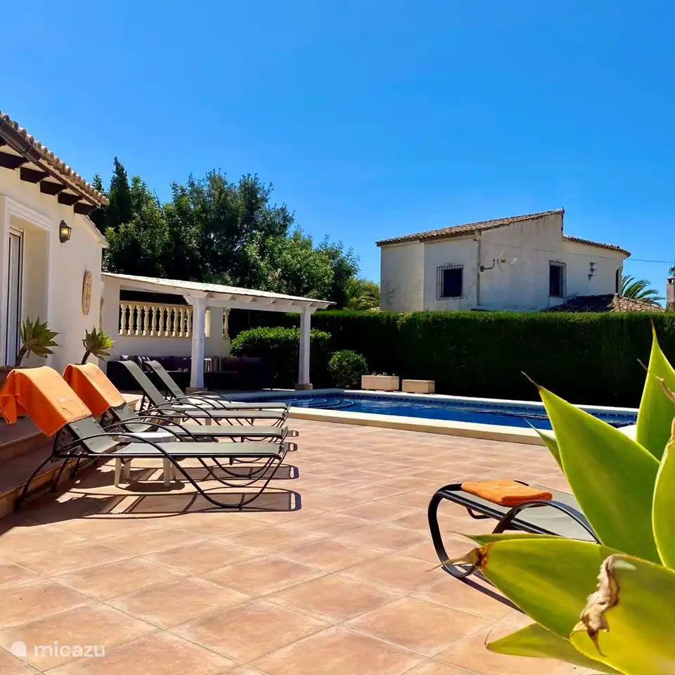 Große Terrasse rund um den privaten Pool der Villa Maia
