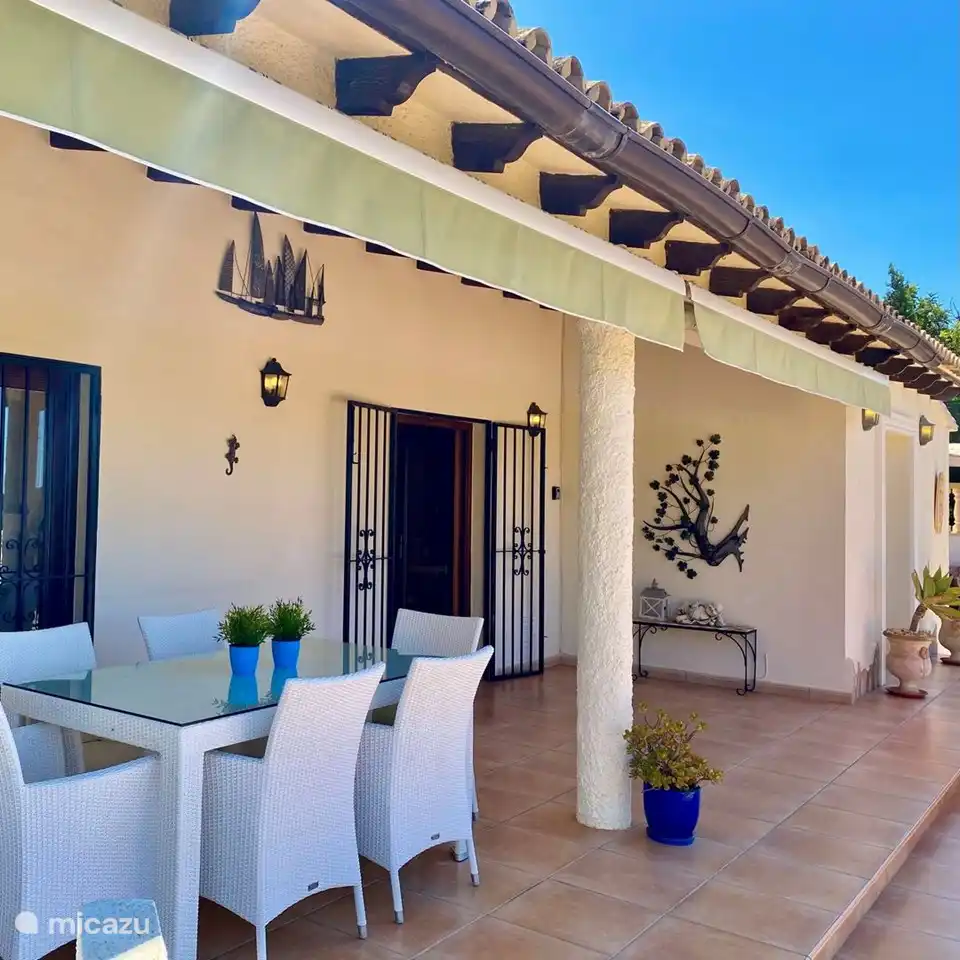 Die überdachte vordere Terrasse der Villa Maia in Moraira
