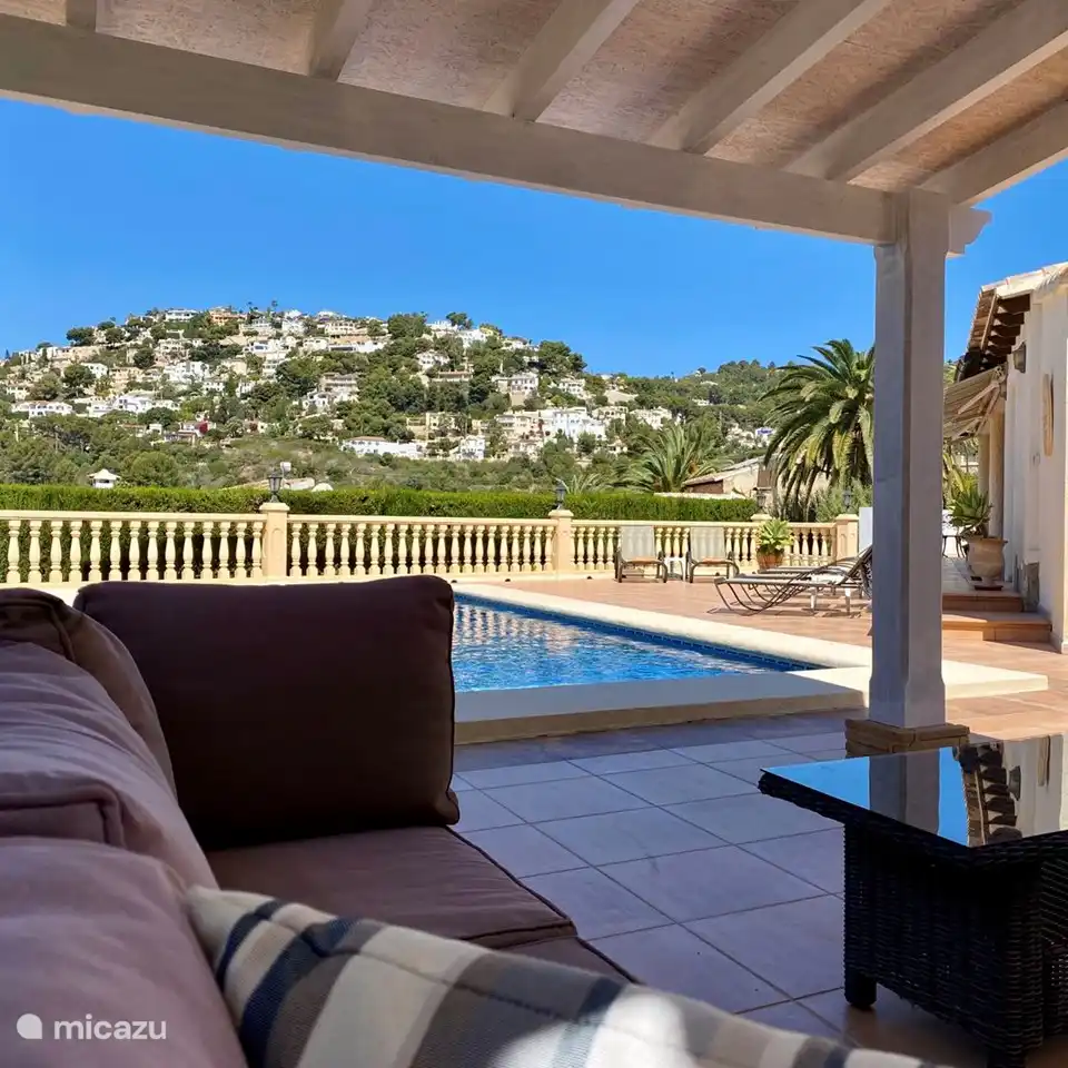 Die Villa Maia in Moraira bietet von der Lounge-Terrasse einen wunderschönen Blick auf die Berge