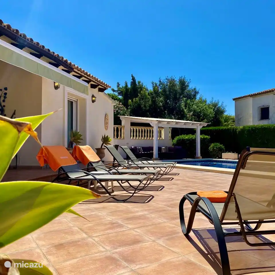 Auf der Terrasse der Villa Maia gibt es mehrere Sonnenliegen und Sitzgelegenheiten