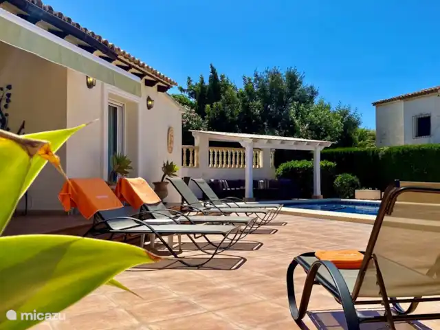 Villa Maya | Moraire | 6 personnes | Espagne, Costa Blanca, Moraira - villa Il y a plusieurs transats et sièges sur la terrasse de la Villa Maia
