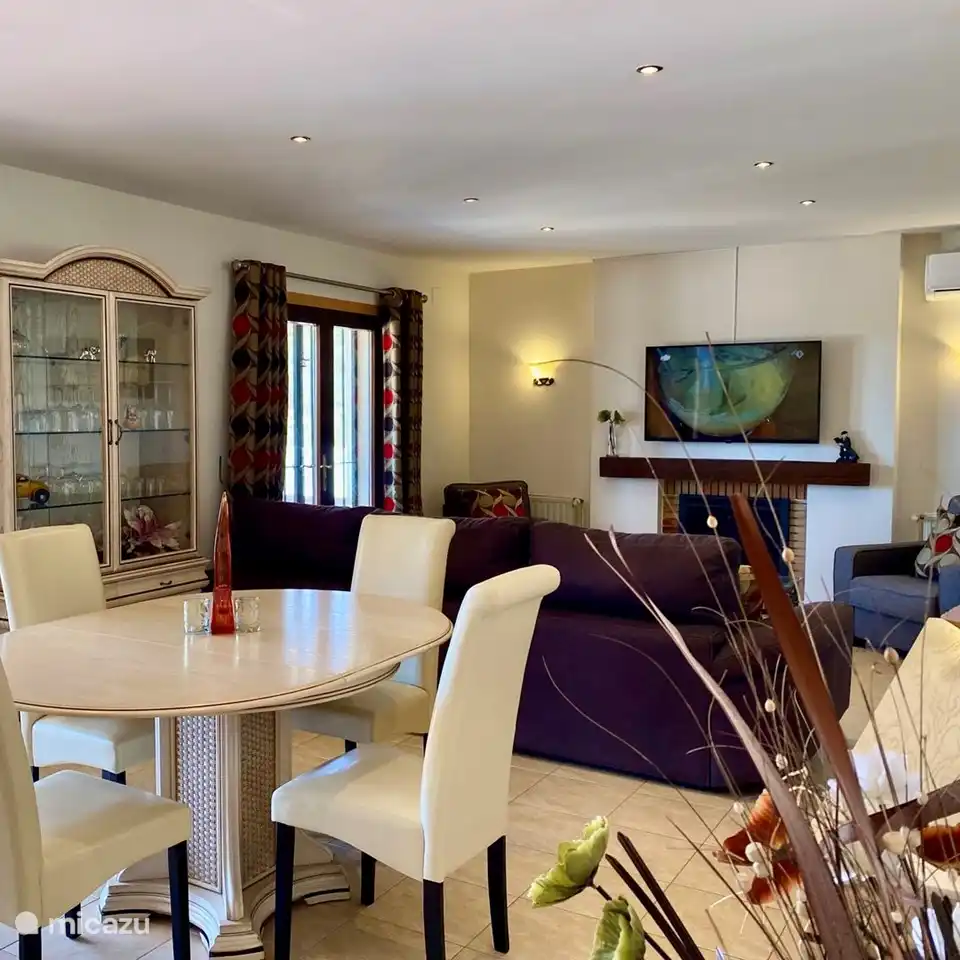 Das Wohnzimmer der Villa Maia hat viel Licht