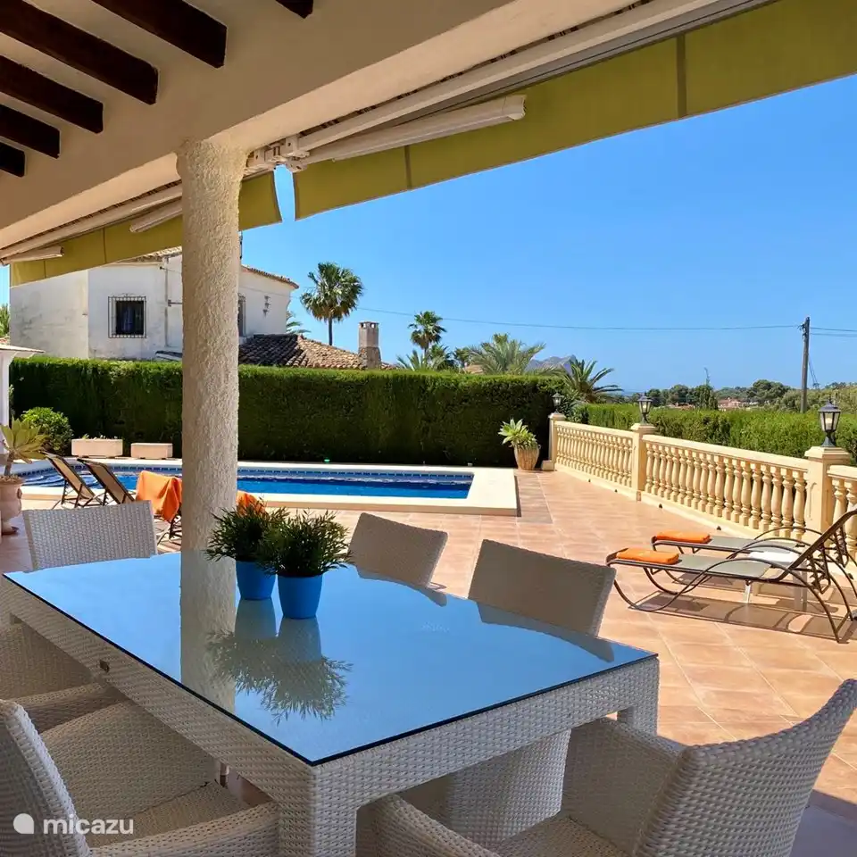Von der überdachten Terrasse hat man einen Blick auf den privaten Swimmingpool