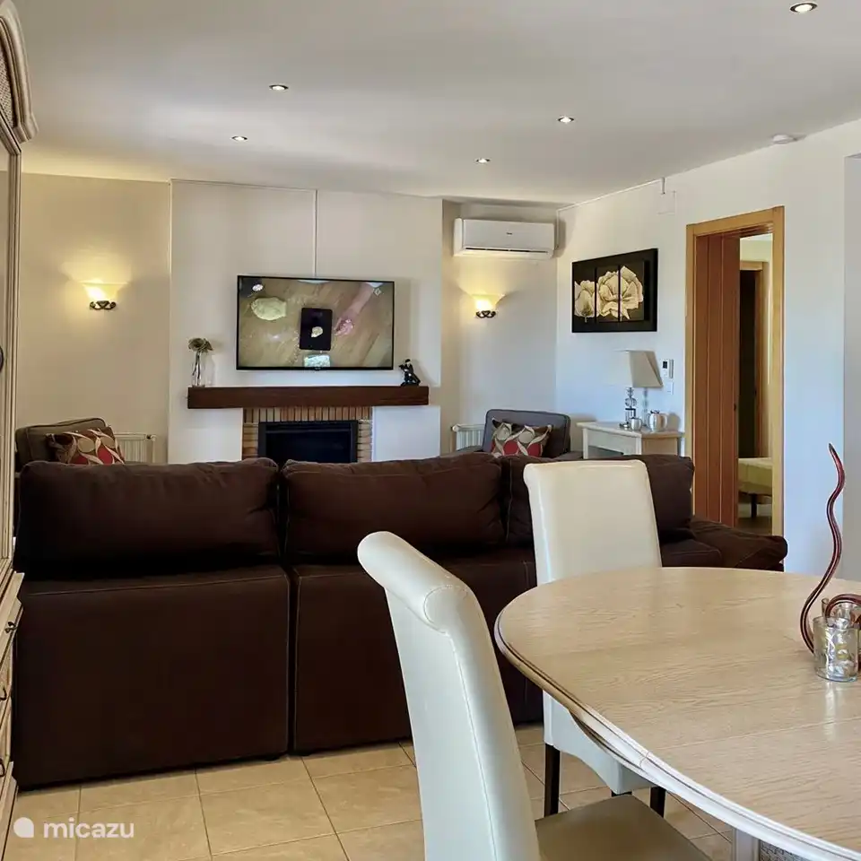 Das Wohnzimmer der Villa Maia verfügt über einen attraktiven Gaskamin