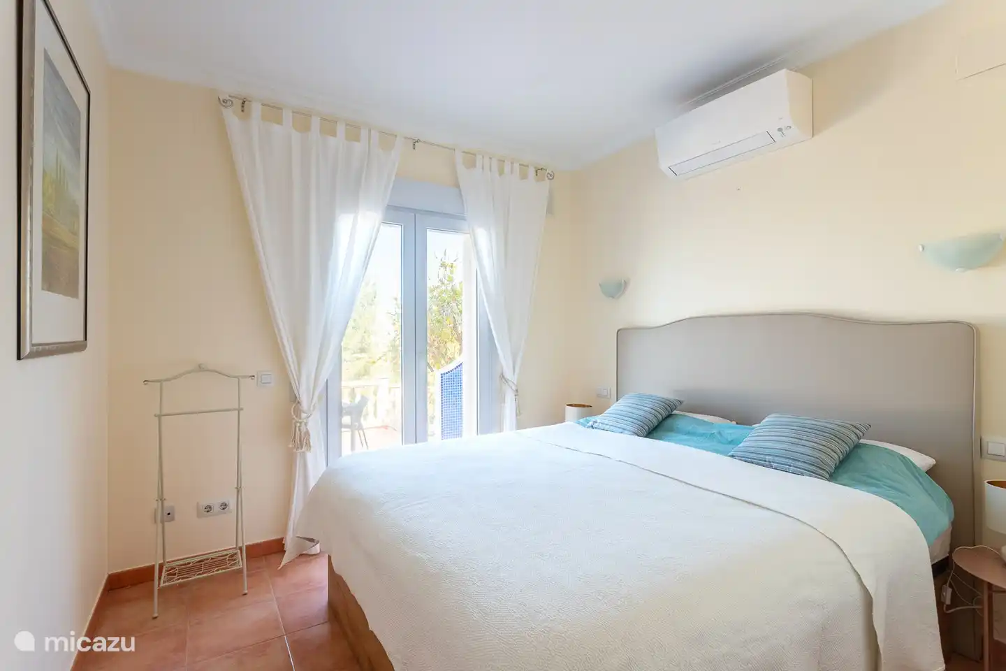 Eerste slaapkamer uitgevend op het zwembad