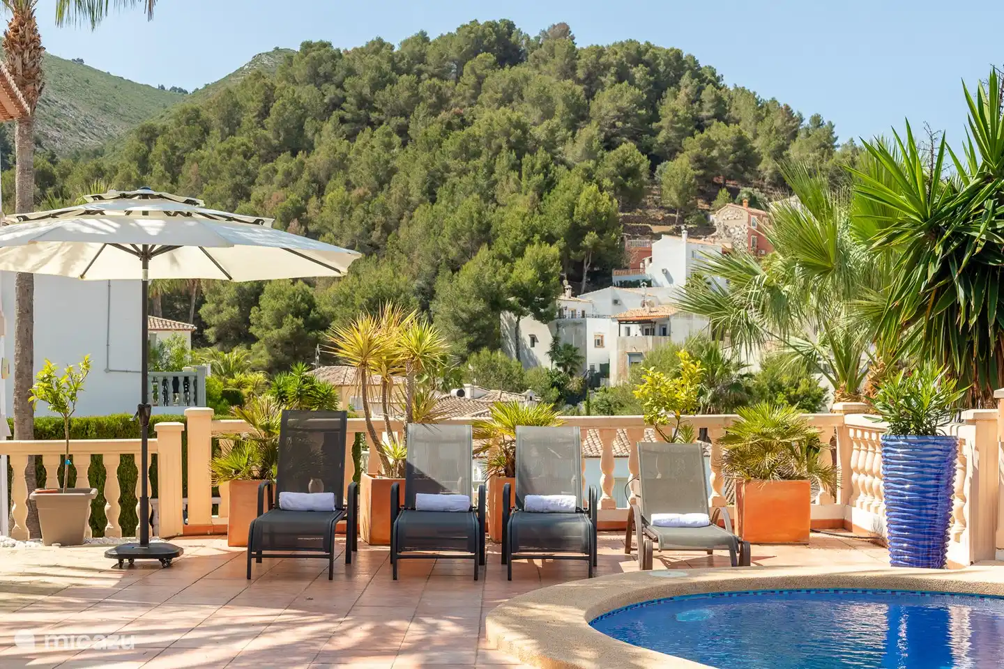 Terras naast zwembad en buitenkeuken 