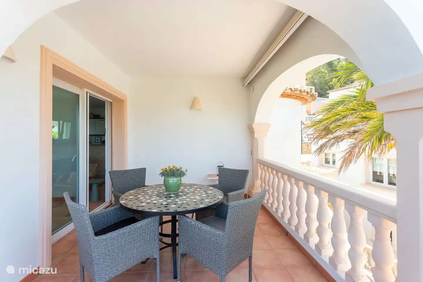 Terras woonkamer, ondertussen voorzien van glasgordijn, prima warme extra woonkamer in de winter