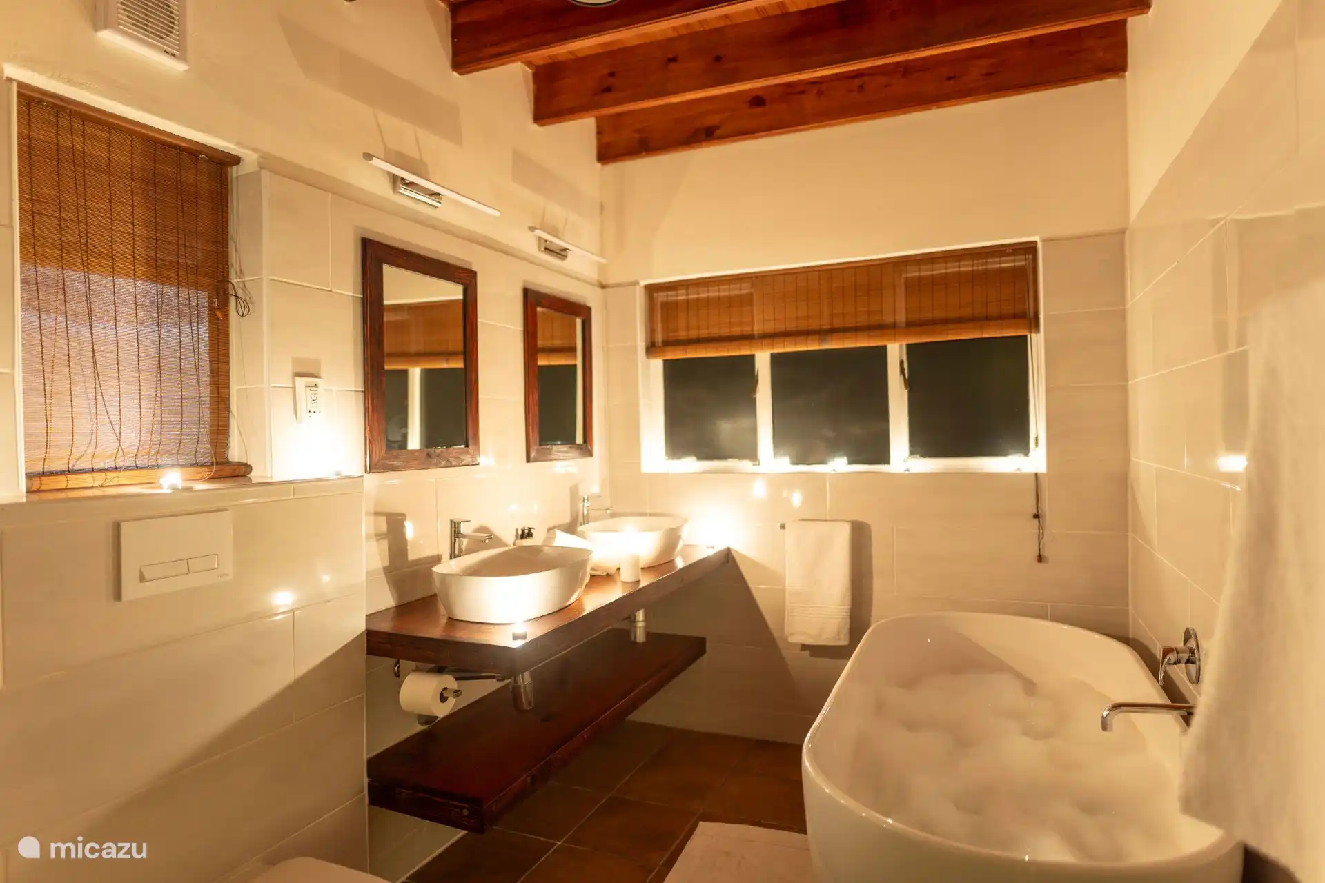 Ensuite badkamer 1 Tambotie in de avond