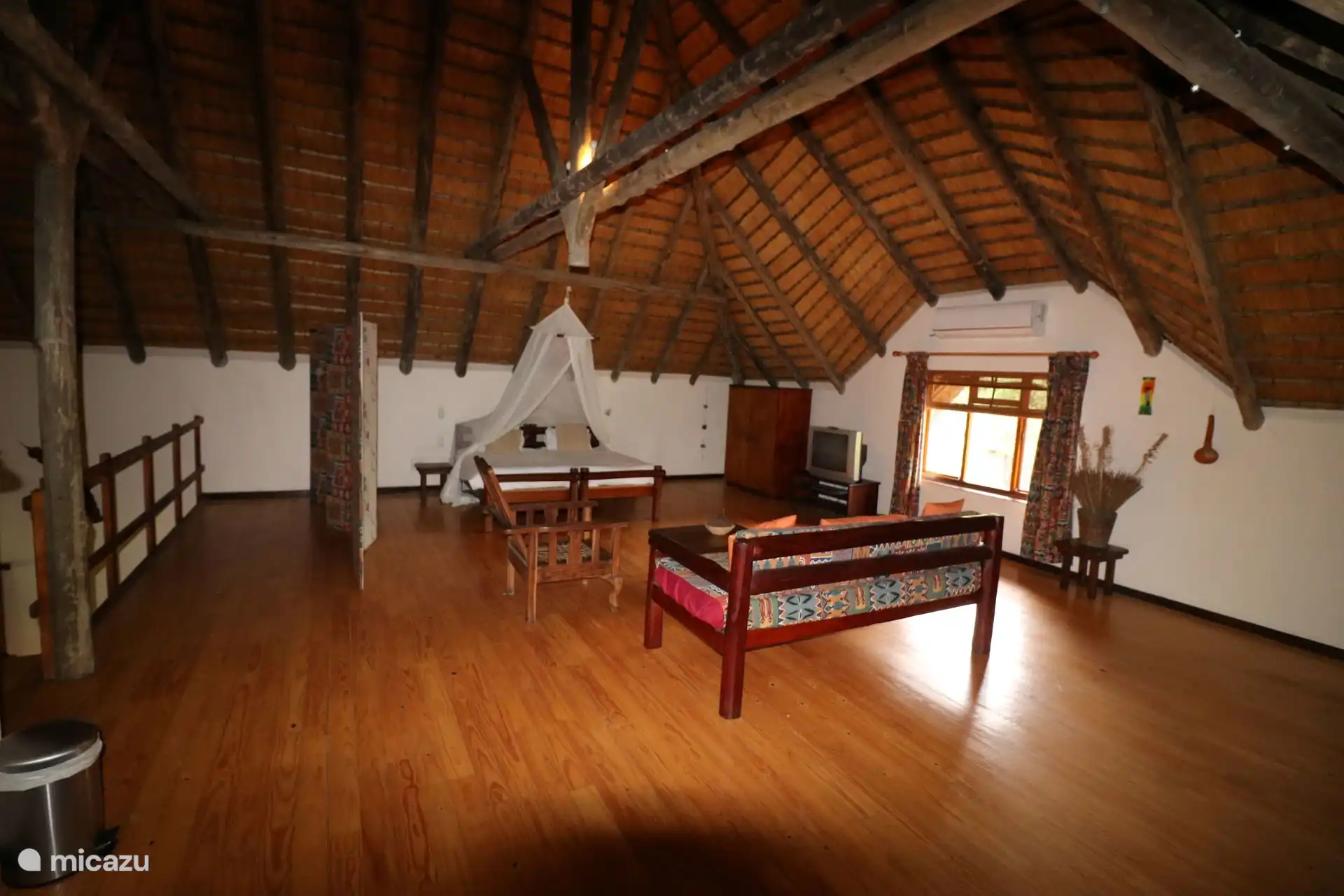 Zwischenzimmer mit Sofa und Betten