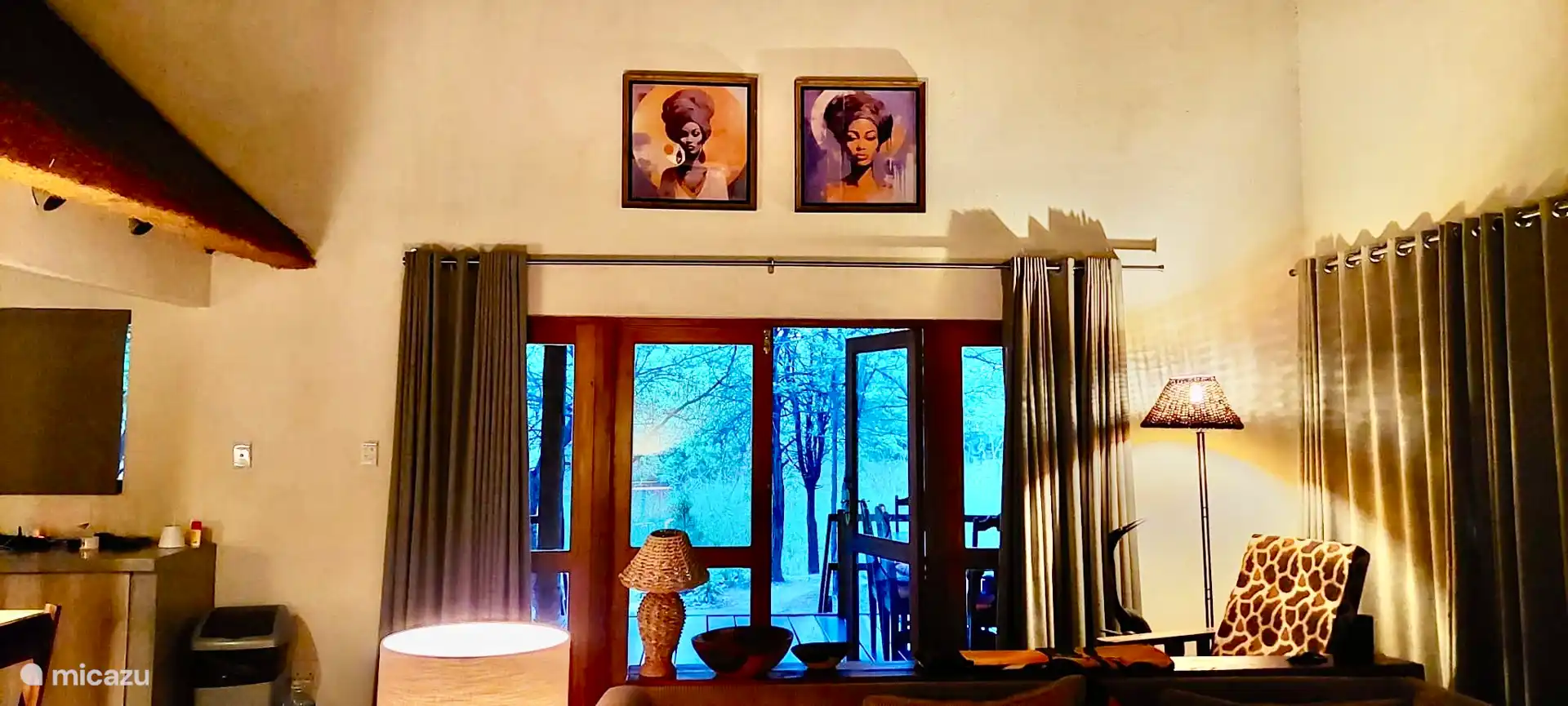 Cuadros con mujeres africanas sobre las puertas de la terraza 