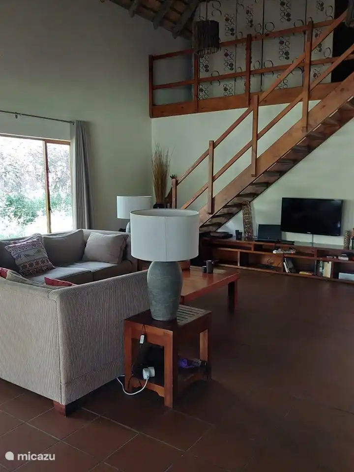 Salón comedor con escalera a altillo