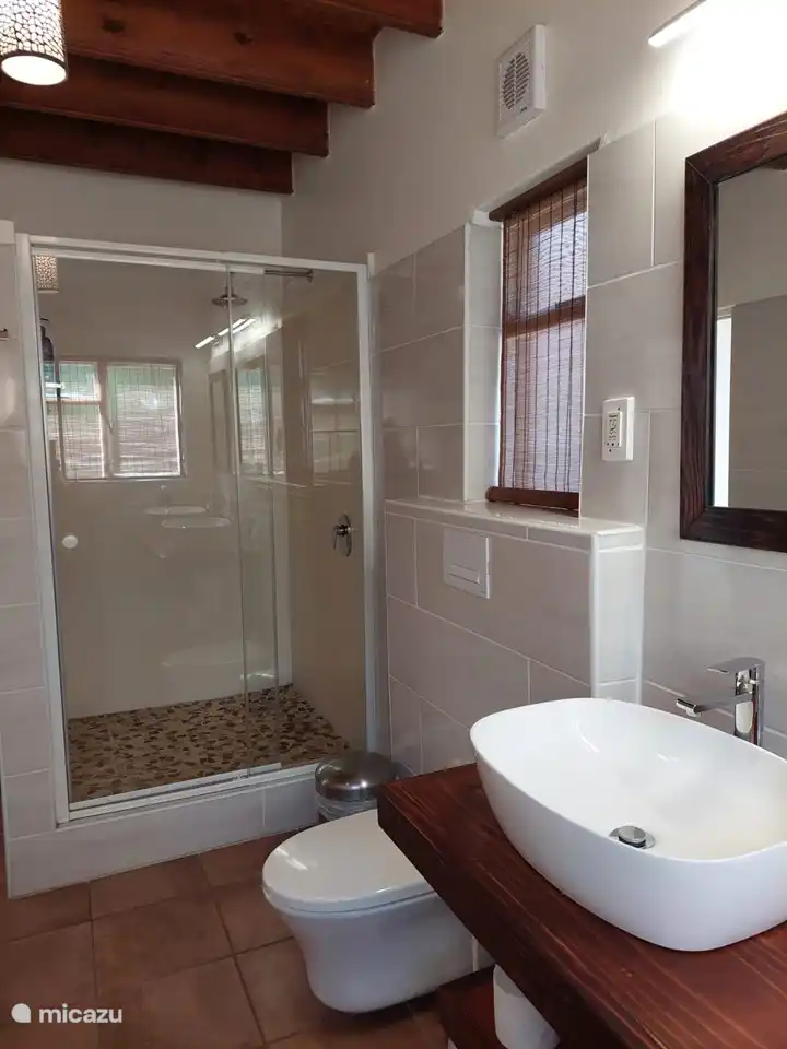 Ducha y WC en el baño privado en los dormitorios 1 y 2