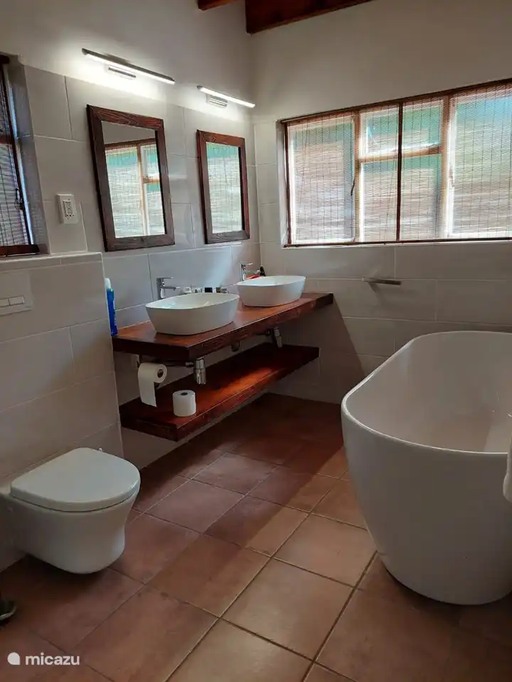 Bañera y lavabos en baño privado en los dormitorios 1 y 2