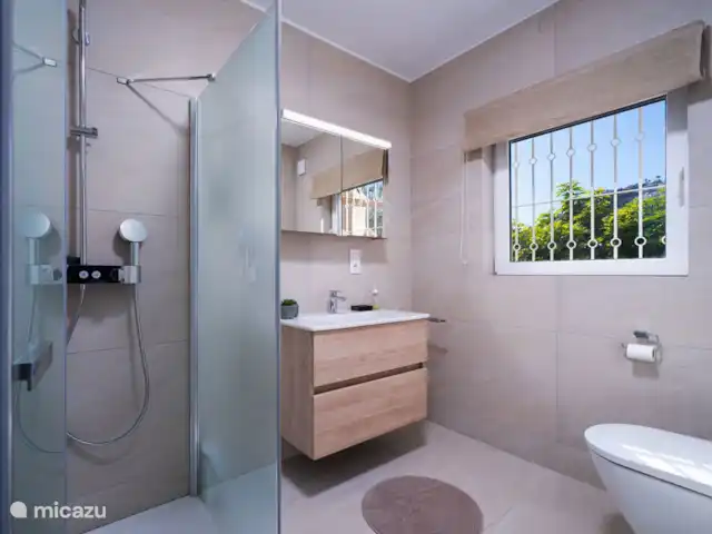 Villa Annamar | Moraire | 6 personnes | Espagne, Costa Blanca, Moraira - villa La Villa Annamar à Moraira dispose de 2 salles de bains luxueuses avec douche à effet pluie, lavabo et toilettes