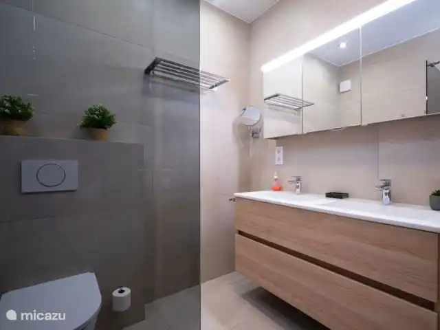 Villa Annamar | Moraire | 6 personnes | Espagne, Costa Blanca, Moraira - villa La Villa Annamar à Moraira dispose de 2 salles de bains luxueuses avec douche à effet pluie, lavabo et toilettes