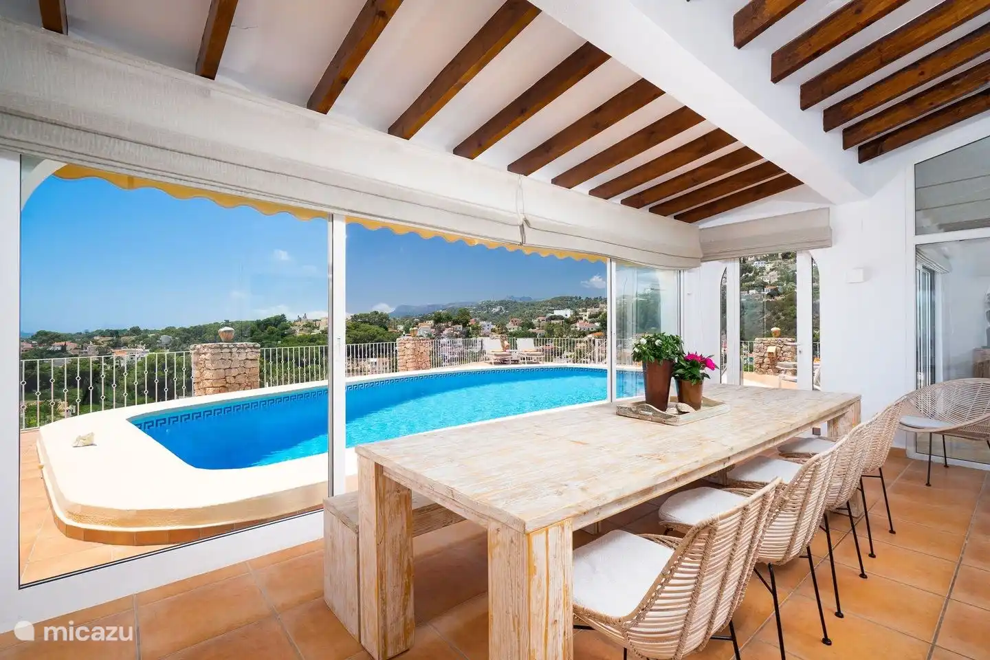 Der Wintergarten der Villa Annamar verfügt über einen großen Tisch und einen wunderschönen Meerblick