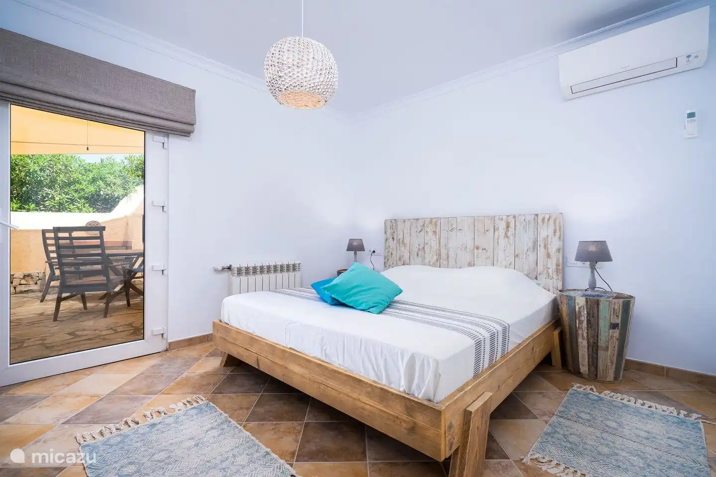 Das Hauptschlafzimmer der Villa Annamar verfügt über eine individuell regulierbare Klimaanlage und ein Bett von 180 x 200 Zentimetern