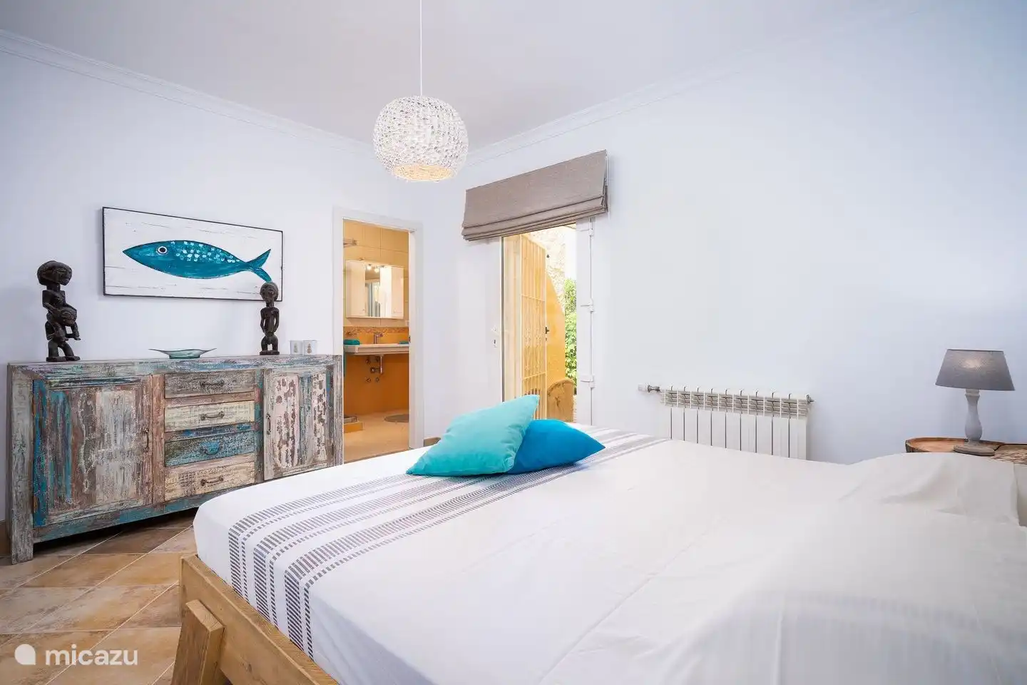 Das Hauptschlafzimmer der Villa Annamar verfügt über ein eigenes Badezimmer