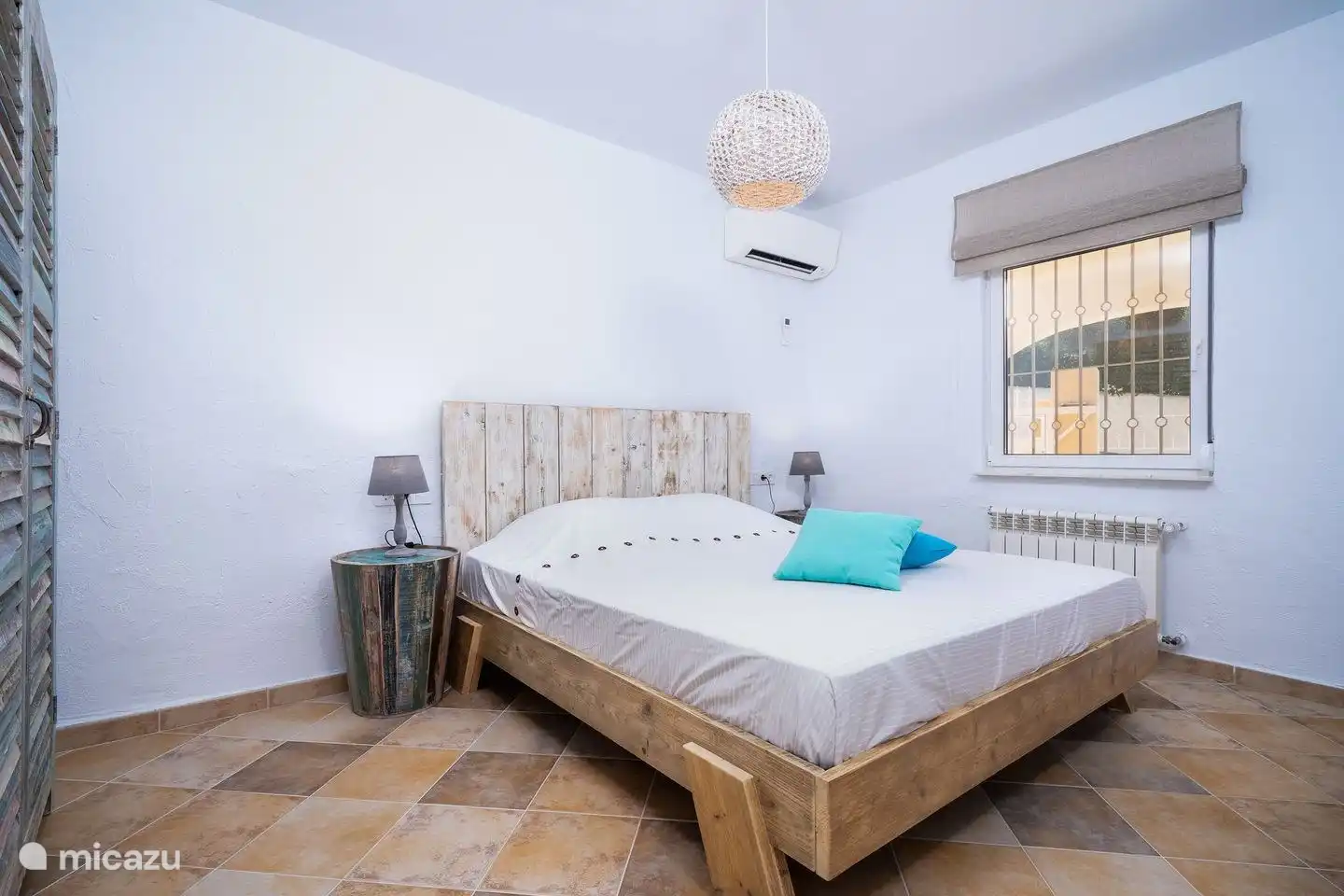 Das zweite Schlafzimmer der Villa Annamar verfügt über eine individuell regulierbare Klimaanlage und ein Bett von 180 x 200 Zentimetern