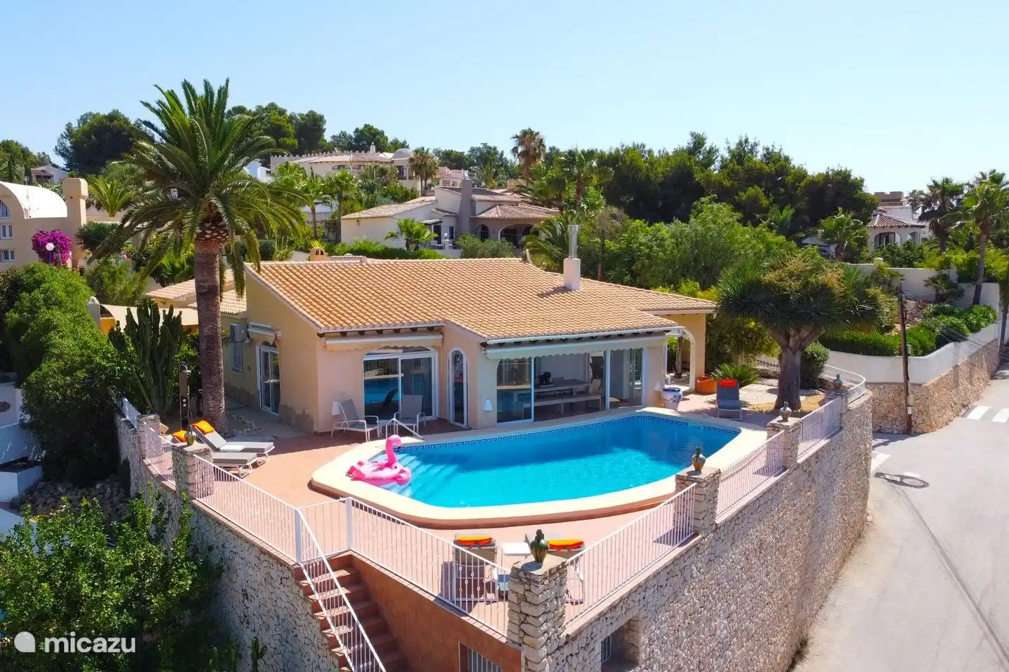 Die Villa Annamar liegt höher und bietet einen schönen Meerblick