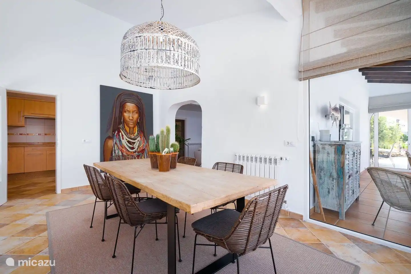 Das Esszimmer der Villa Annamar ist mit der Küche und dem Wohnzimmer verbunden