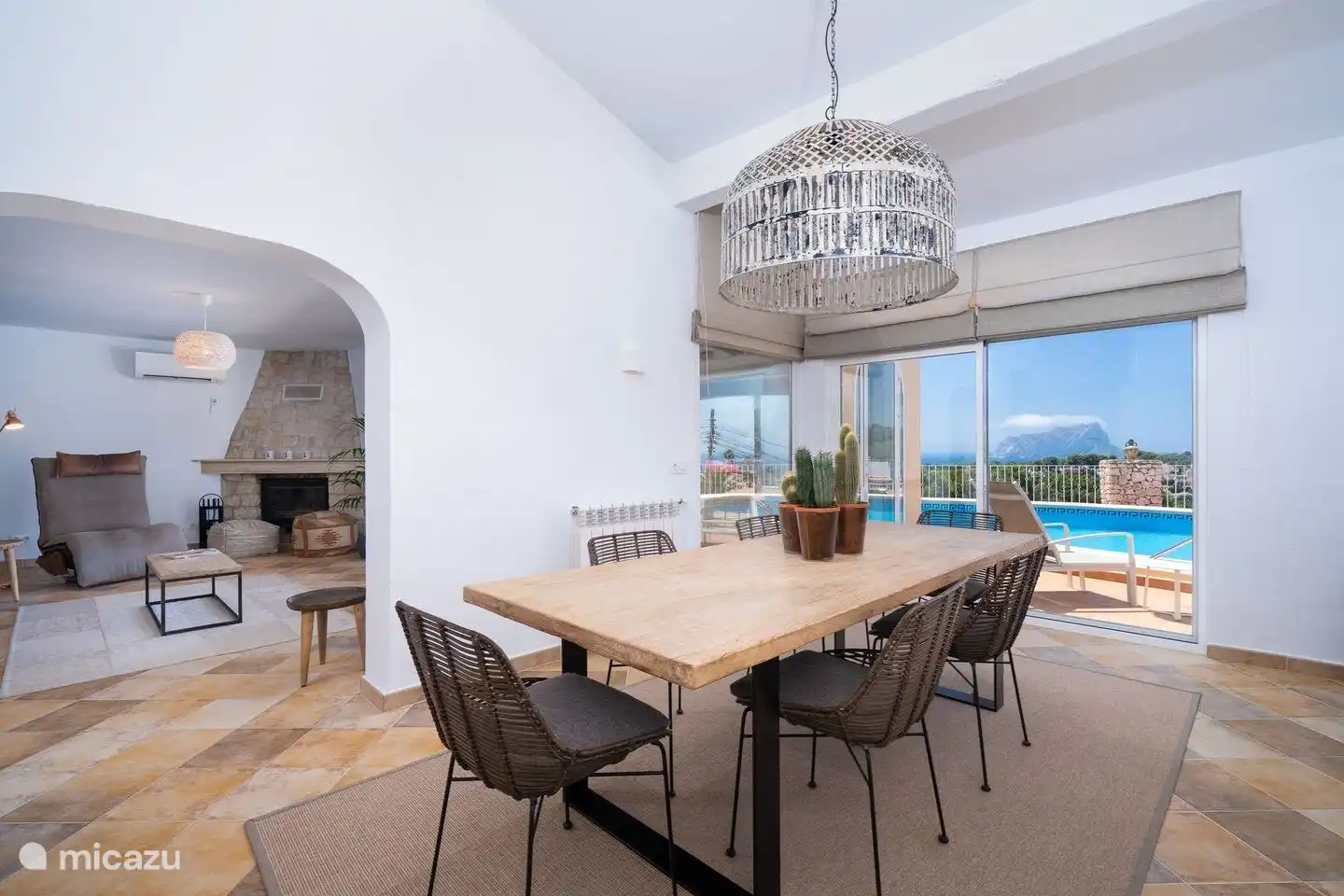 Vom Esszimmer der Villa Annamar aus hat man einen wunderschönen Meerblick