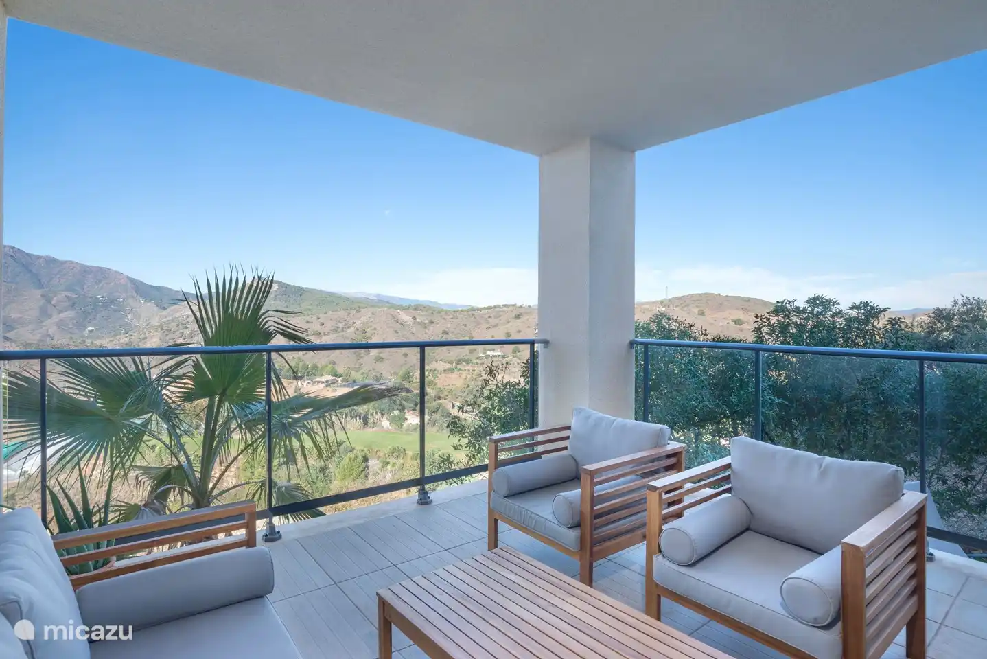 Terras aansluitend op de woonkamer met uitzicht op de bergen. 