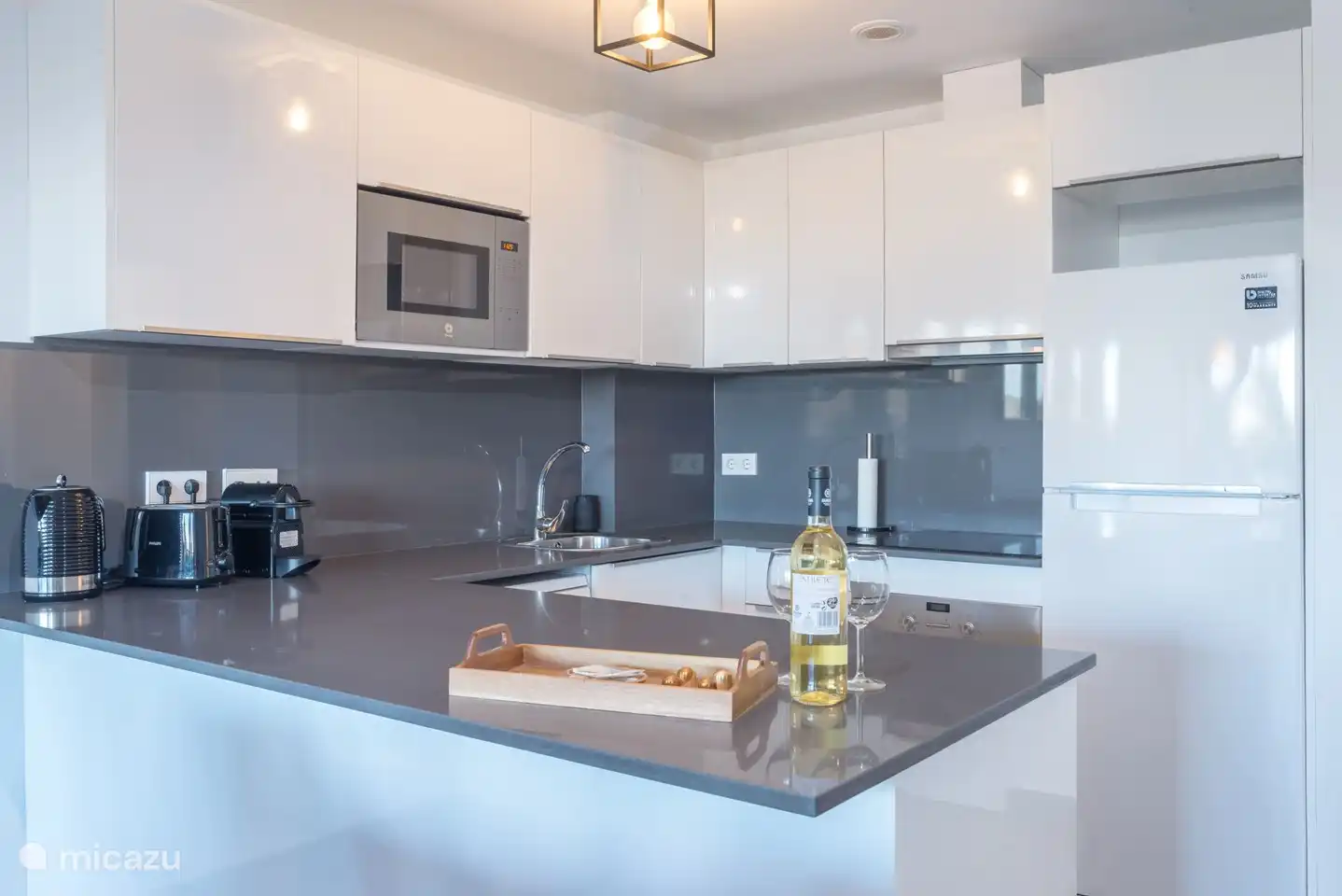 Volledig uitgeruste keuken met oven, magnetron, koelkast, Nespresso-apparaat, waterkoker, broodrooster en vaatwasser. 