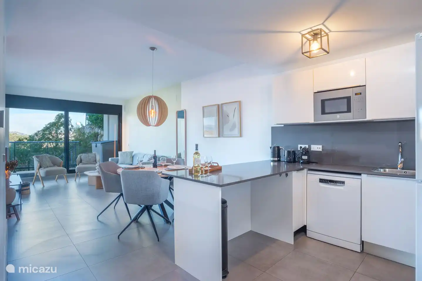 Volledig uitgeruste keuken met oven, magnetron, koelkast, Nespresso-apparaat, waterkoker, broodrooster en vaatwasser. 