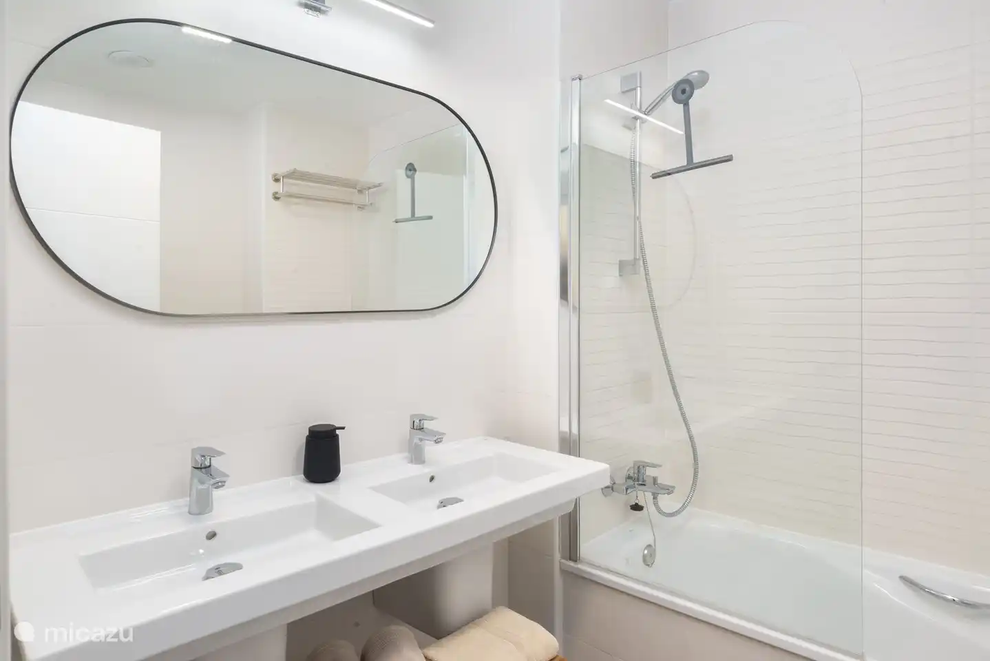 Badkamer met douchebad, toilet en bidet. Volledig met handdoeken voor twee personen