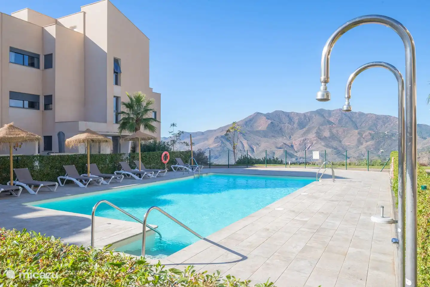 Gezamenlijk zwembad met uitzicht op de bergen