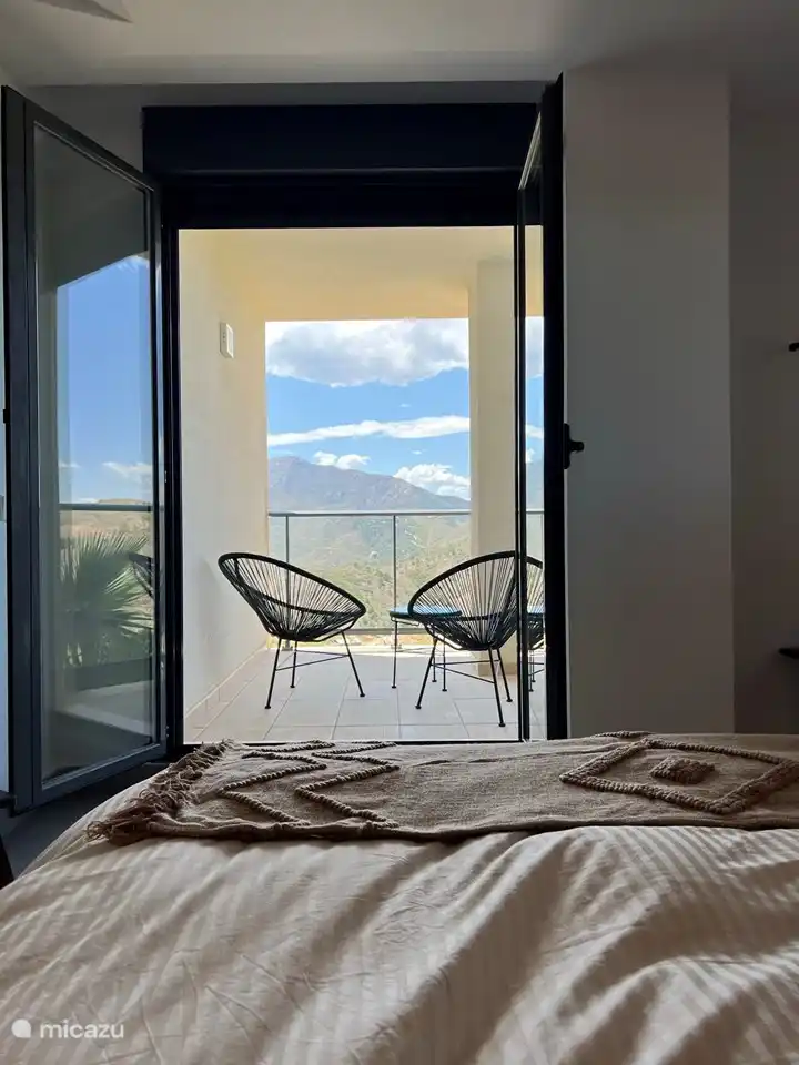 Terras met uitzicht op de bergen en de golfbaan. Dit terras zit vast aan de slaapkamer.