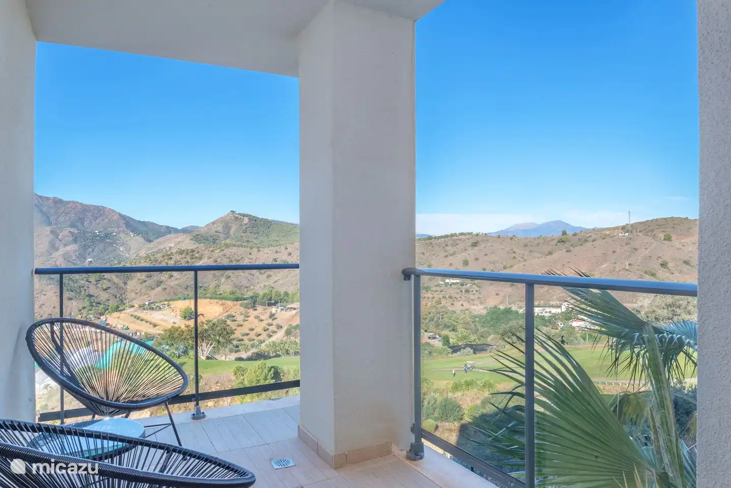 Terras met uitzicht op de bergen en de golfbaan. Dit terras zit vast aan de slaapkamer.