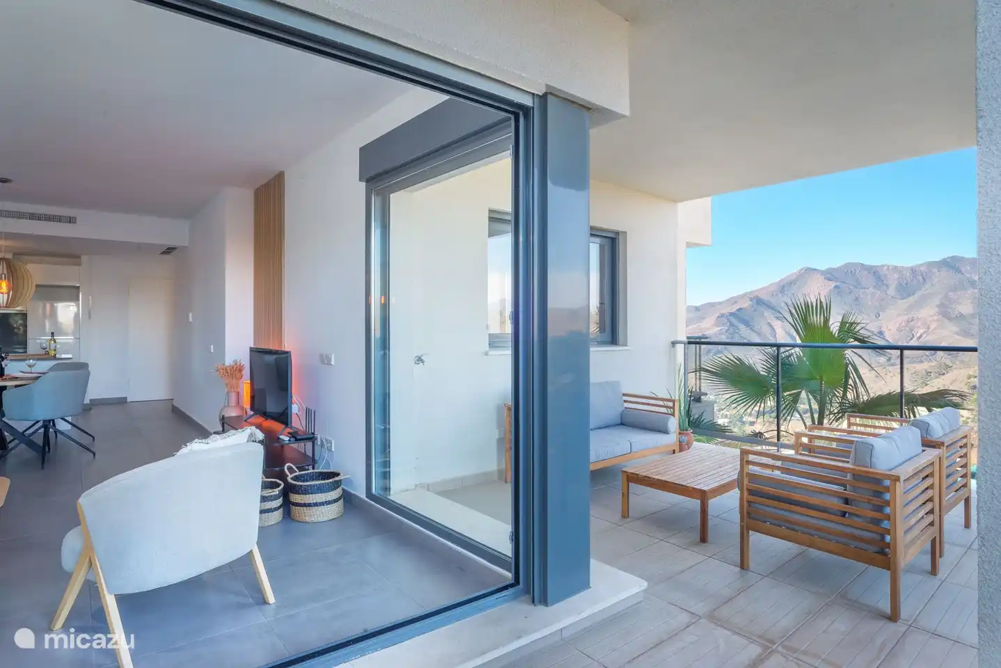 Terras aansluitend op de woonkamer met uitzicht op de bergen. 