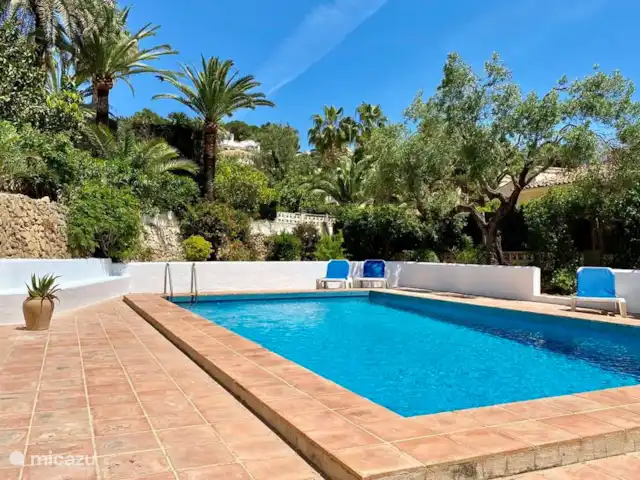 Villa Olivera | Benisa | 6 personas en España, Costa Blanca, Benissa - villa La gran piscina de Villa Olivera tiene una amplia terraza alrededor