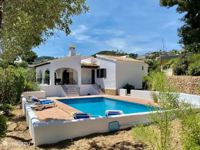 Villa Olivera | Benisa | 6 personas en España, Costa Blanca, Benissa - villa Hay una amplia terraza alrededor de la piscina de Villa Olivera.