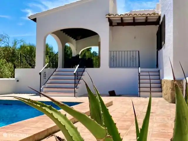 Villa Olivera | Benisa | 6 personas en España, Costa Blanca, Benissa - villa Villa Olivera tiene una terraza cubierta y una terraza alrededor de la piscina.